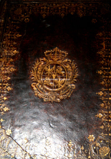 Decorative impressions on the bindings, i.e. super-libraries on antique books.
